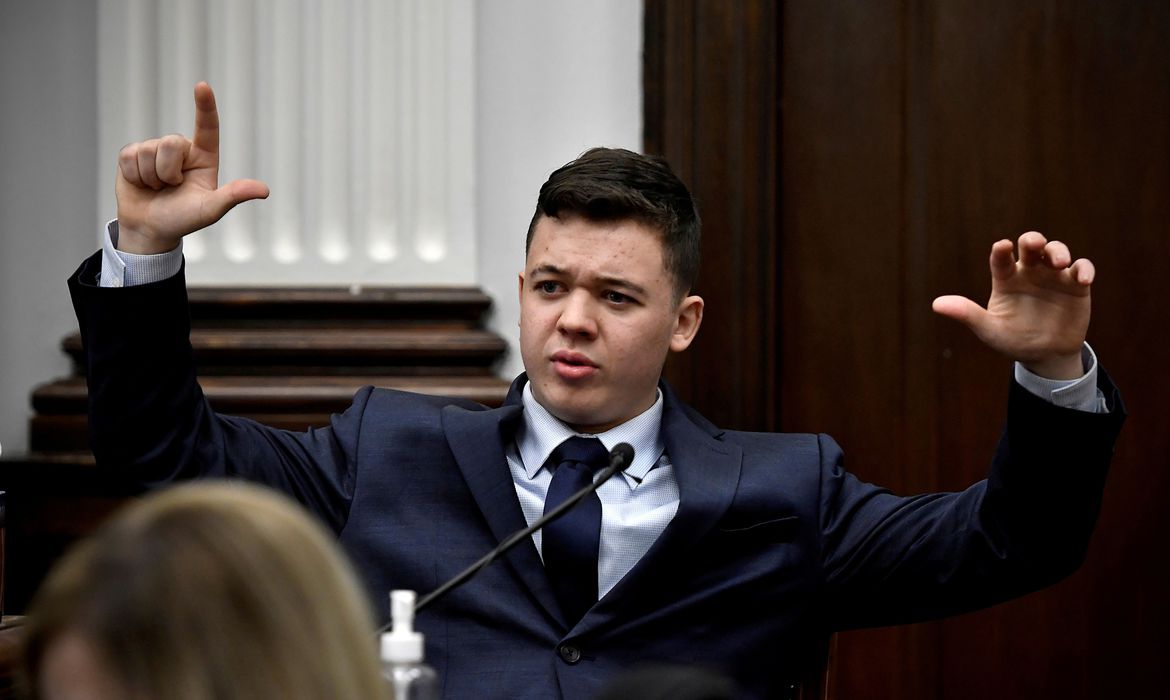 Jurados consideraram Rittenhouse inocente de todas as acusações Jurados consideraram Rittenhouse inocente de todas as acusações