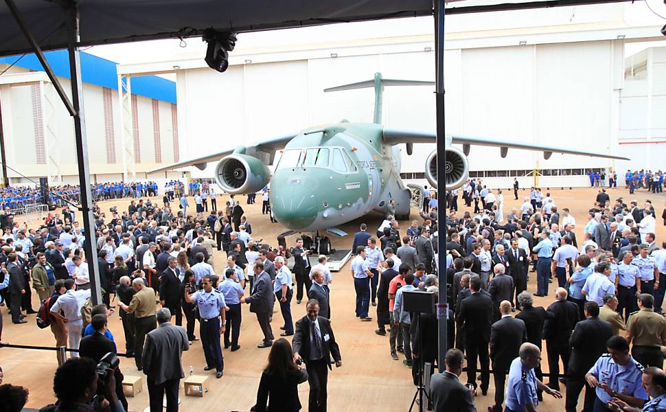 Presidente faz aceno à empresa, após decisão da Aeronáutica de reduzir compra de cargueiros Presidente faz aceno à empresa, após decisão da Aeronáutica de reduzir compra de cargueiros