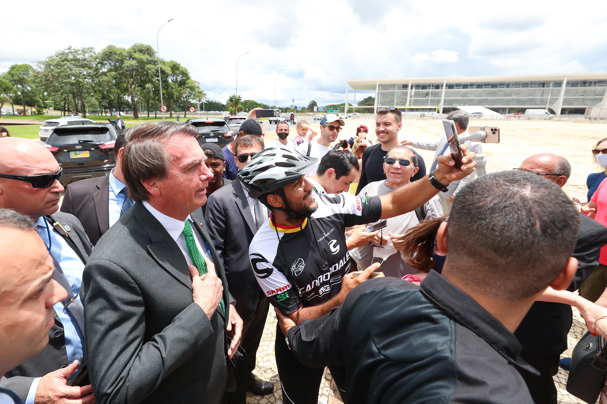 Presidente fez transmissão de pouco mais de 20 minutos e comentou visita à Itália
