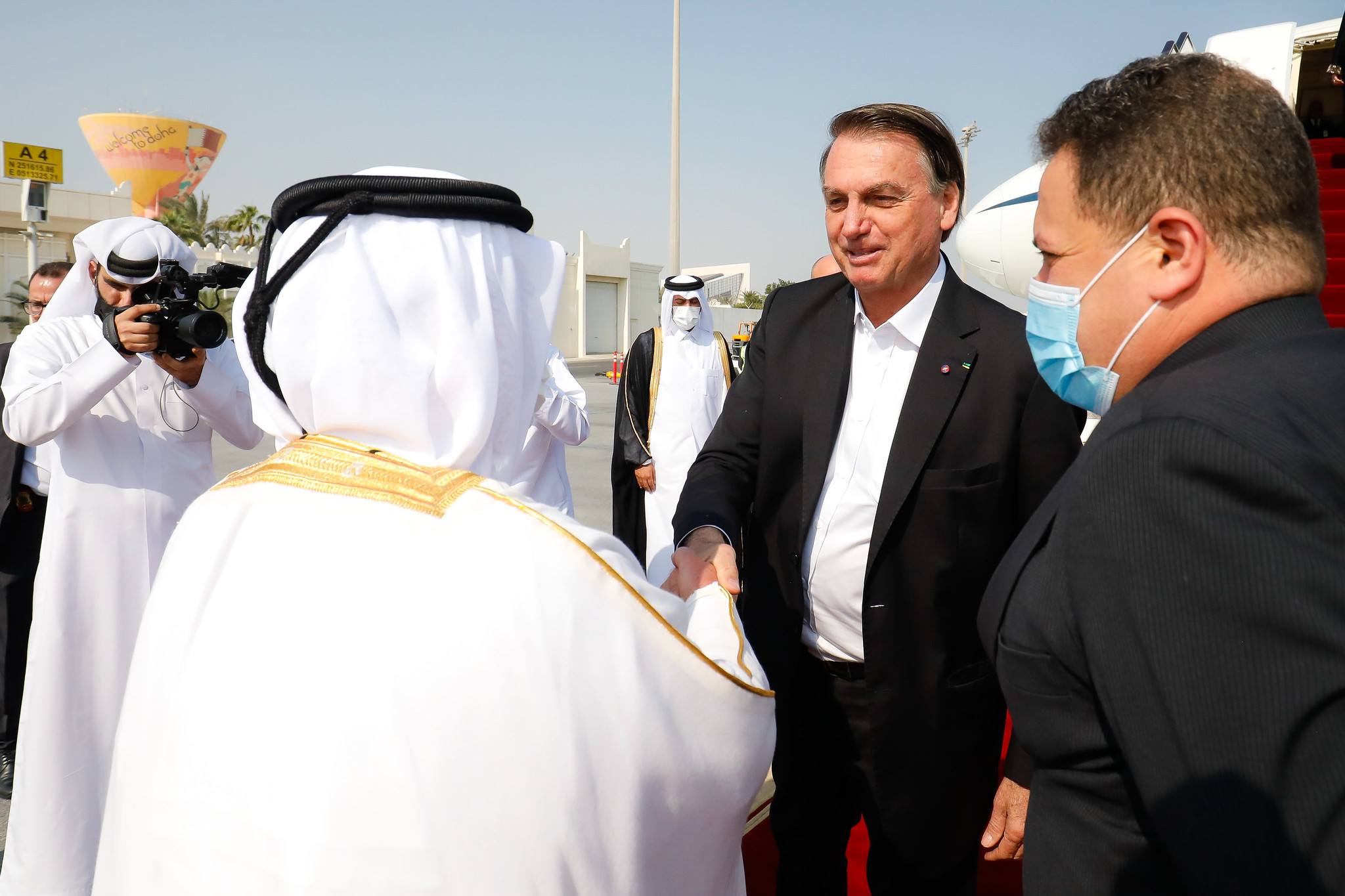 De volta ao Brasil, presidente faz live e chama de “malucos” deputados que aplaudiram Lula no Parlamento Europeu De volta ao Brasil, presidente faz live e chama de “malucos” deputados que aplaudiram Lula no Parlamento Europeu
