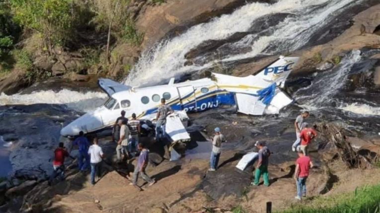 Avião caiu perto de área de cachoeira.