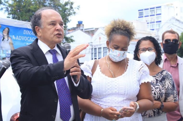 O advogado Dinailton Oliveira, acompanhado por componentes de sua chapa, realizou protesto em frente ao Fórum Ruy Barbosa