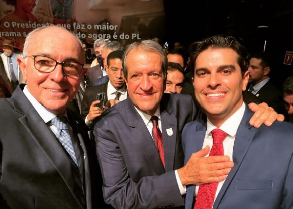 José Carlos Aleluia, Valdemar da Costa Neto e Alexandre Aleluia durante filiação de Jair Bolsonaro ao PL José Carlos Aleluia, Valdemar da Costa Neto e Alexandre Aleluia durante filiação de Jair Bolsonaro ao PL