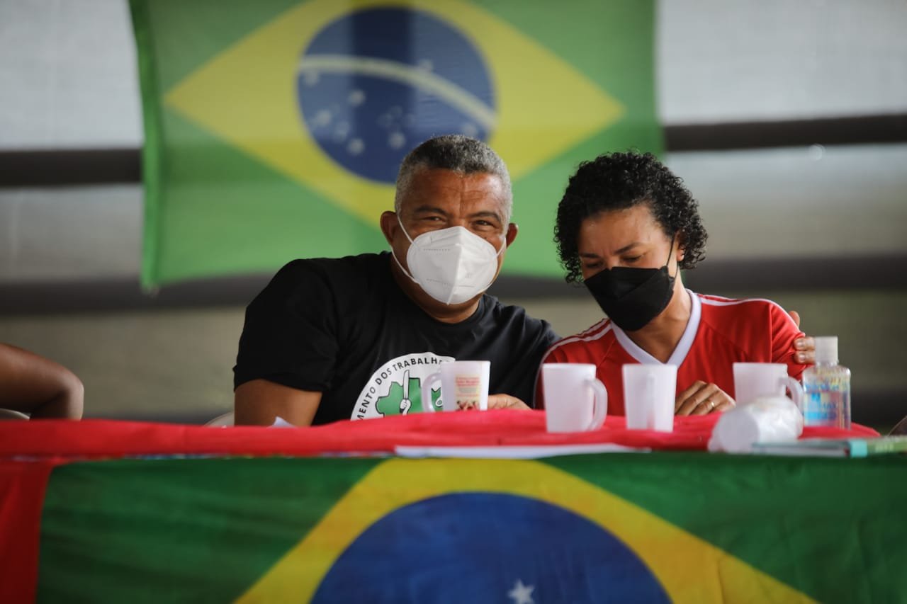 O deputado federal Valmir Assunção e a secretária nacional de Movimentos Sociais do PT Lucinha Barbosa