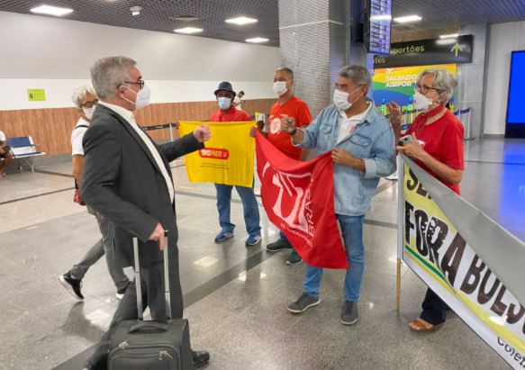 Zé Neto (PT) foi um dos parlamentares abordados por sindicalistas na manhã desta terça-feira (16) no Aeroporto de Salvador