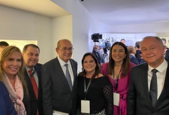 Azi publicou fotos da participação em evento jurídico promovido pelo ministro Gilmar Mendes