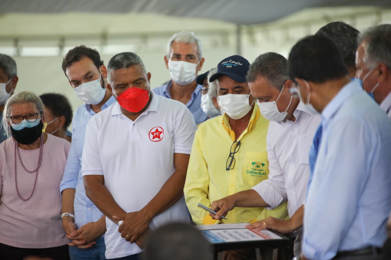 Valmir Assunção durante assinatura do governador para liberar a construção do Hospital Regional Costa das Baleias