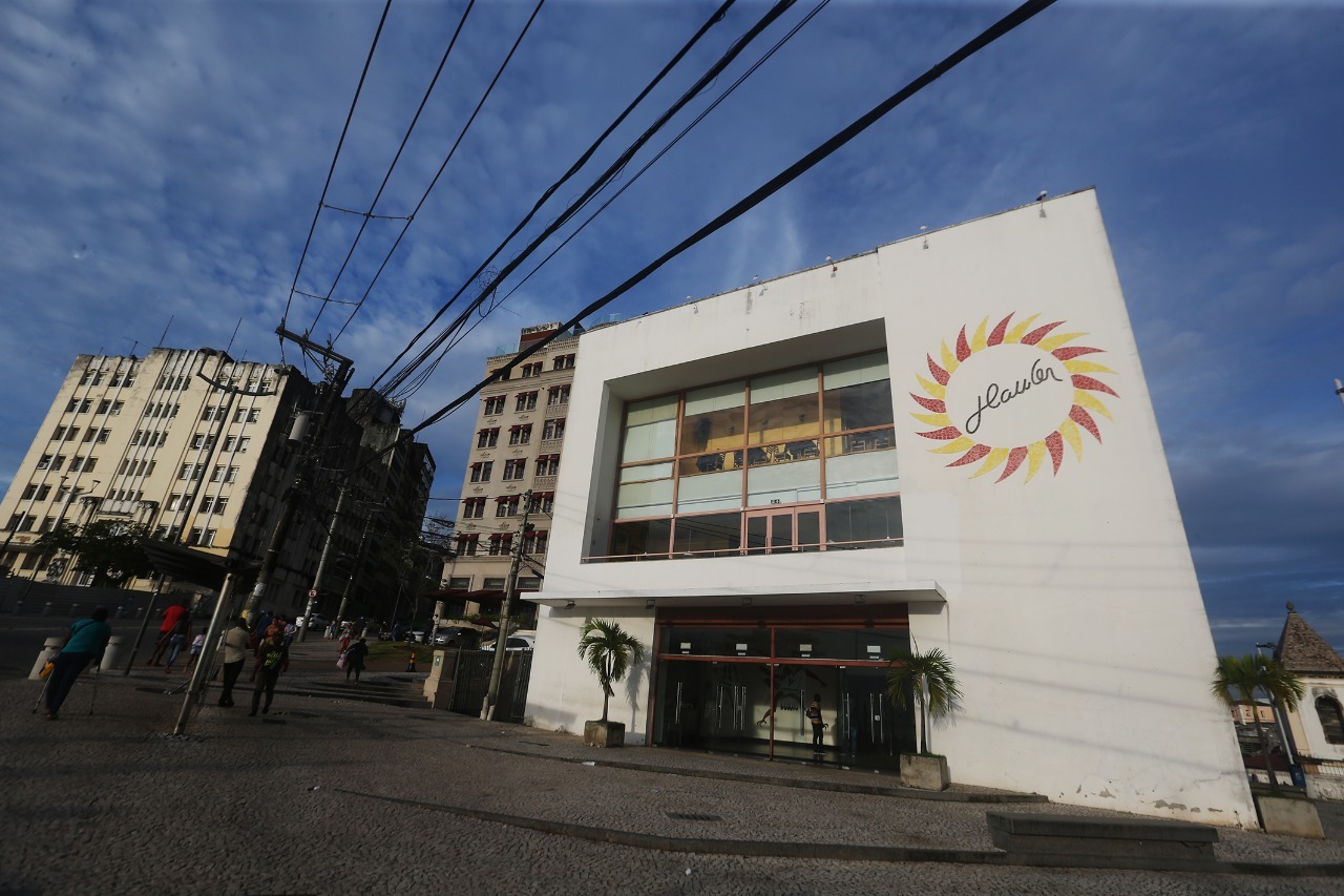 Localizado na Praça Castro Alves, o Cine Glauber é referência não só para os cinéfilos baianos como para quem visita Salvador