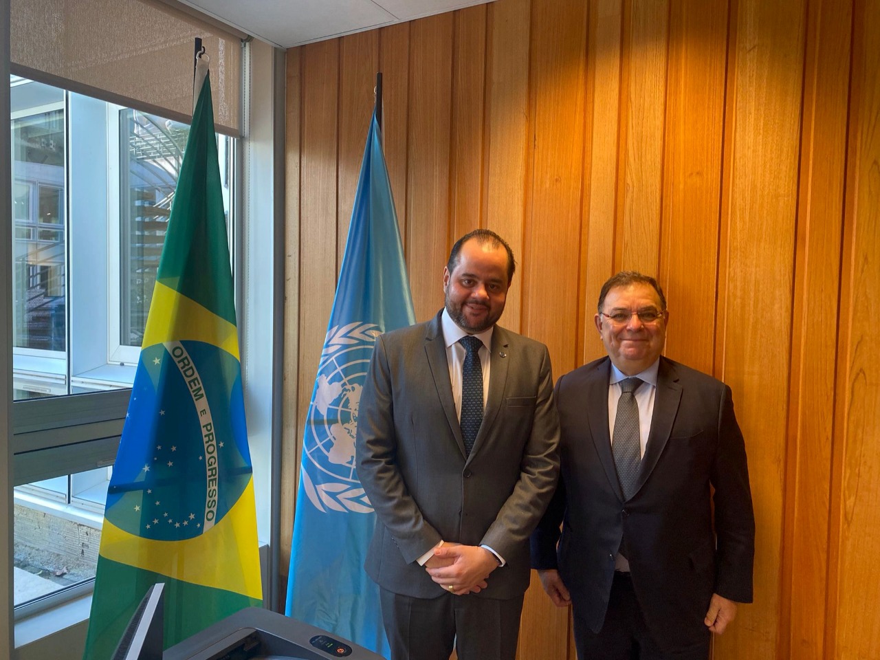 Secretário Nacional de Renda do Ministério de Renda do Ministério da Cidadania, Átila Brandão Júnior e o embaixador Santiago Mourão