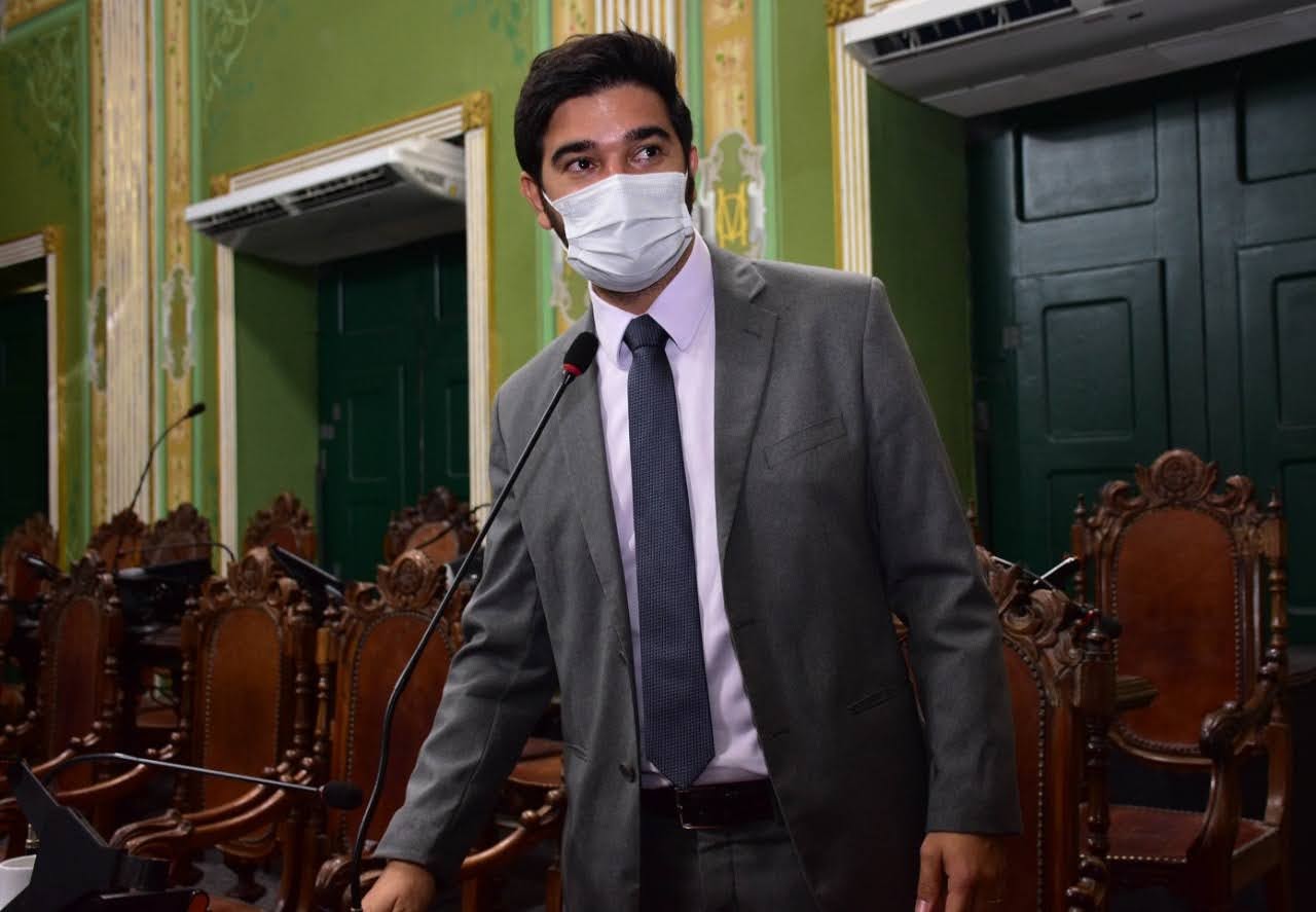 O tucano sugeriu que o petista é parcial ao liberar mais de 35 mil torcedores no estádio e não liberar outros eventos