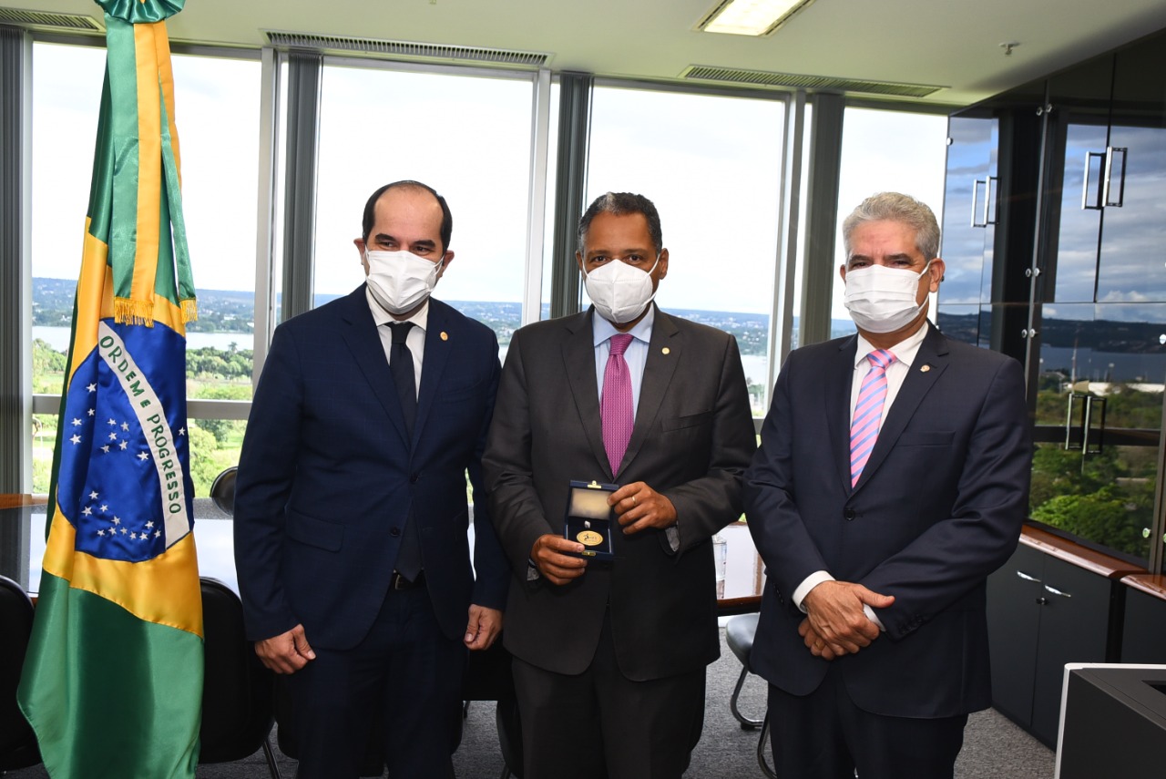 O parlamentar foi escolhido pelo ministro do Tribunal Superior do Trabalho (TST), o baiano Alberto Bastos Balazeiro, para receber a honraria