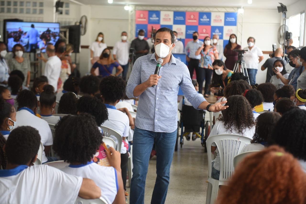 Segundo o prefeito Bruno Reis, serão investidos anualmente cerca de R$700 mil na compra de absorventes