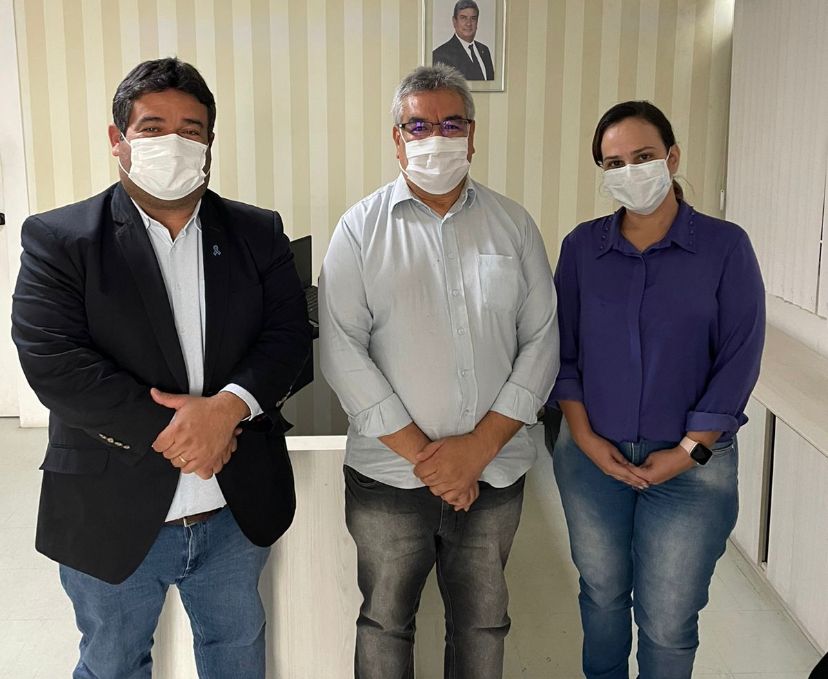 Em reunião com o secretário de Governo de Feira, Denilton Pereira, e com a controladora-geral do município, Nina Paula, o vereador salientou a necessidade de criar uma agência reguladora para Conquista