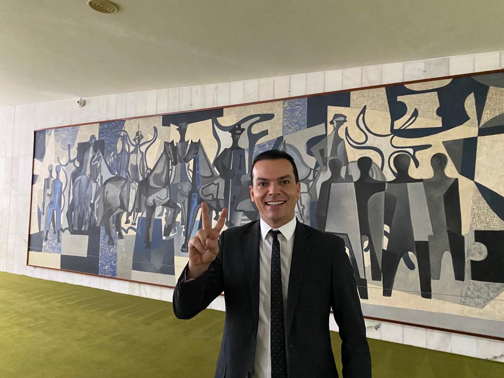 Pela proposta aprovada, enfermeiros ganhariam no mínimo R$ 4.750,00 por mês, por uma jornada de 30 horas semanais Pela proposta aprovada, enfermeiros ganhariam no mínimo R$ 4.750,00 por mês, por uma jornada de 30 horas semanais