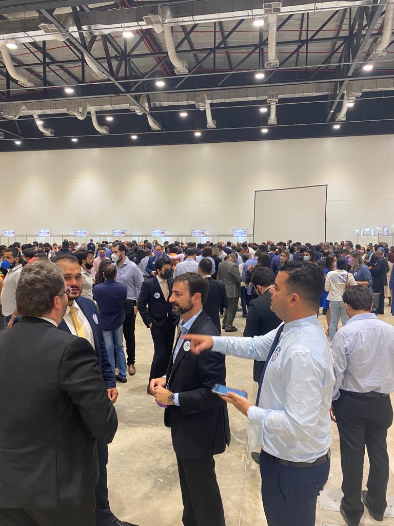 Apoiadores de chapa vencedora comemoram chamando a chapa adversária de 'traidora"