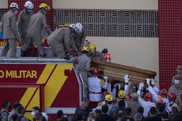 Caixão com o corpo da cantora Marília Mendonça Caixão com o corpo da cantora Marília Mendonça