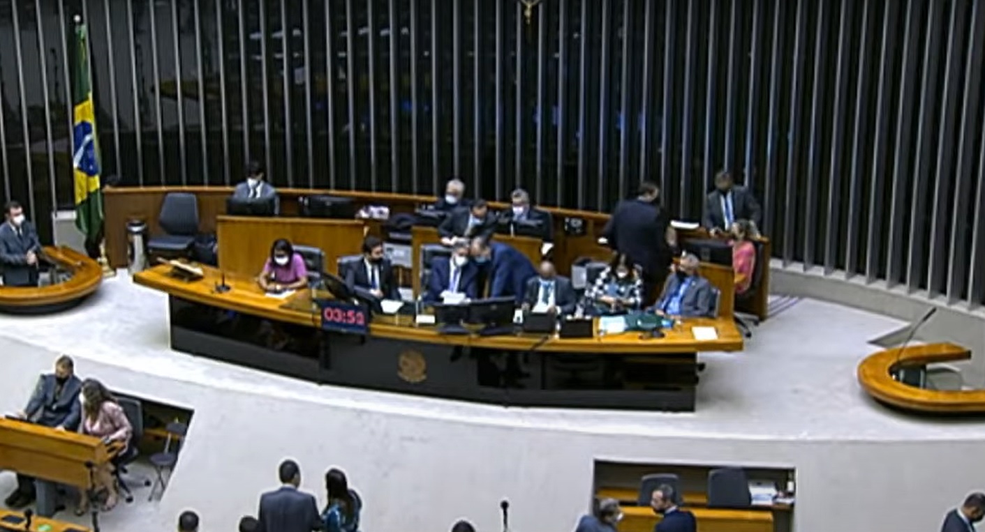 Por 312 votos a 144 no total, a proposta recebeu somente quatro votos a mais que os necessários para aprovação de uma emenda à Constituição Por 312 votos a 144 no total, a proposta recebeu somente quatro votos a mais que os necessários para aprovação de uma emenda à Constituição