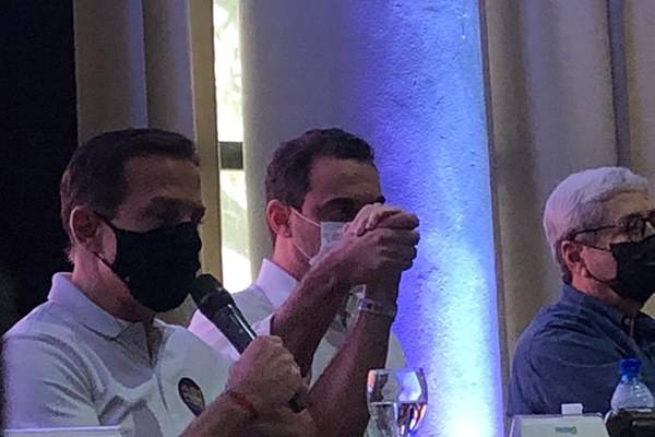 Governador João Dória aperta mão de presidente estadual do PSDB, Adolfo Viana, para simbolizar união do partido no país