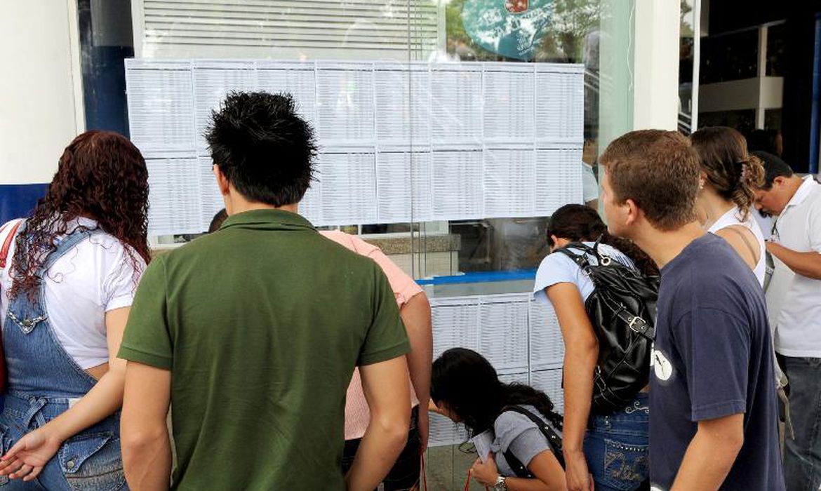 Exame será aplicado neste domingo para cerca de 490 mil estudantes Exame será aplicado neste domingo para cerca de 490 mil estudantes