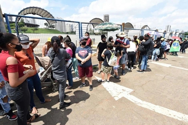 Fãs que antes ‘sofriam’ com as letras das canções da ‘Rainha da Sofrência’, hoje lamentam a perda da cantora Marília Mendonça Fãs que antes ‘sofriam’ com as letras das canções da ‘Rainha da Sofrência’, hoje lamentam a perda da cantora Marília Mendonça