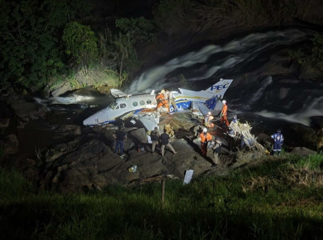 Especialista afirma que choque com fiação pode ter matado as vítimas ainda no ar