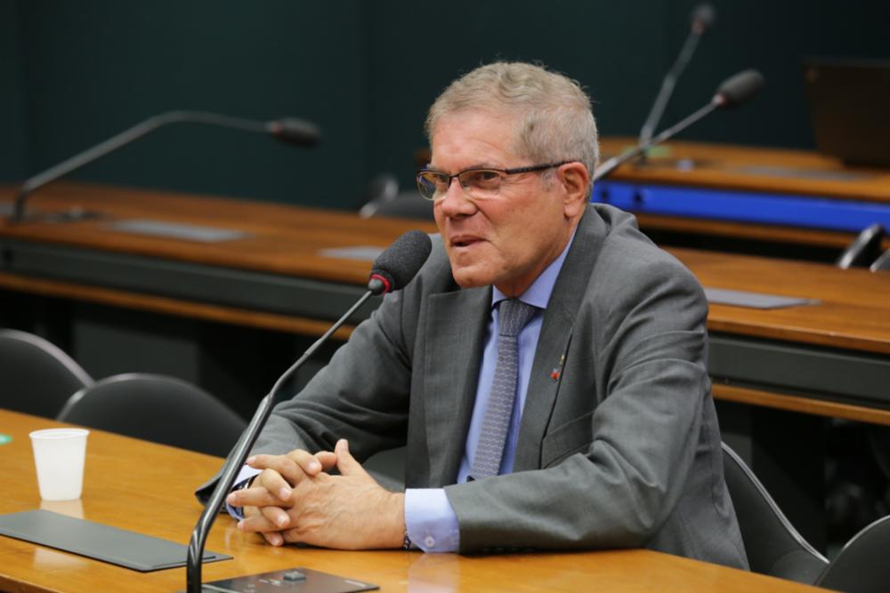 O deputado federal baiano contou, em entrevista exclusiva a este Política Livre, que, mesmo com Bolsonaro no PL, o ministro João Roma deve permanecer na atual legenda, o Republicanos