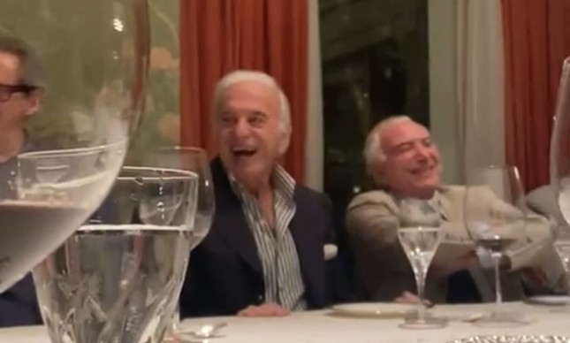 Temer morre de rir de imitação de Bolsonaro em jantar Temer morre de rir de imitação de Bolsonaro em jantar