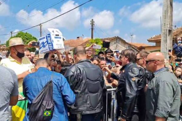 Presidente Jair Bolsonaro cumprimenta apoiadores em Piraí do Sul (PR) antes de iniciar motociata neste sábado, 6 Presidente Jair Bolsonaro cumprimenta apoiadores em Piraí do Sul (PR) antes de iniciar motociata neste sábado, 6