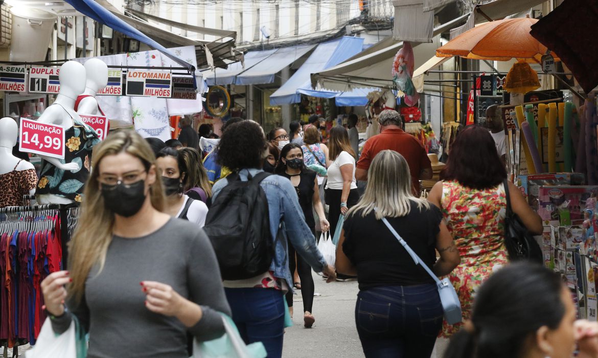 Vendas do varejo crescem 1% de fevereiro para março, diz IBGE