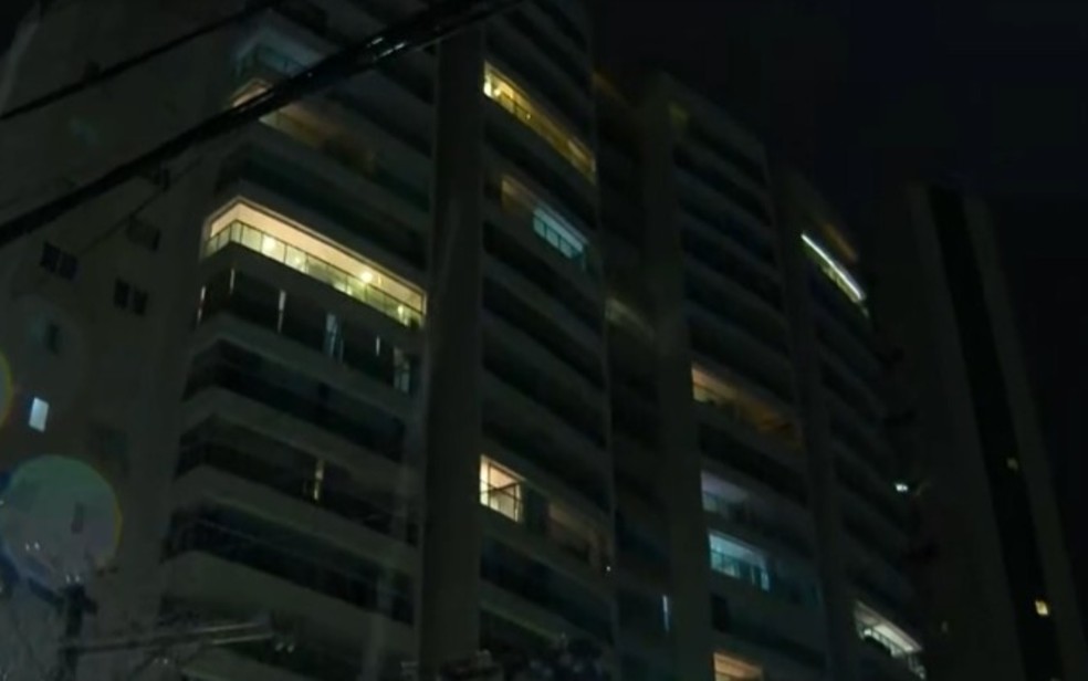 Moradores acompanham apreensivos a invasão, já que os bandidos estariam armados com facas; polícia já está no local Moradores acompanham apreensivos a invasão, já que os bandidos estariam armados com facas; polícia já está no local