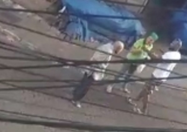 Conforme consta na denúncia, a vítima se deslocava para sua residência juntamente com a sua companheira Jeniffer Carvalho dos Santos, quando tiveram um breve desentendimento