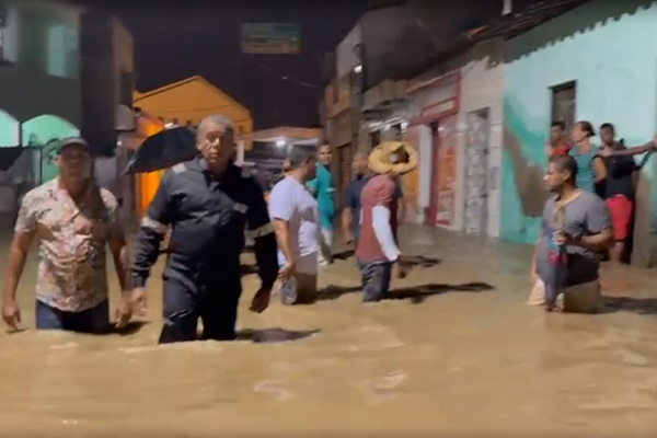 Água alagou ruas na cidade de Maragogipe 