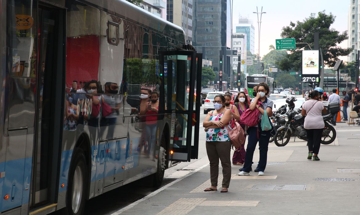 Total de casos é de 22 milhões e de óbitos é de 611,2 mil Total de casos é de 22 milhões e de óbitos é de 611,2 mil