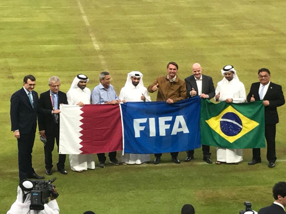 Jair Bolsonaro ao lado do presidente da Fifa, Gianni Infantino, e outros dirigentes no Estádio Lusail