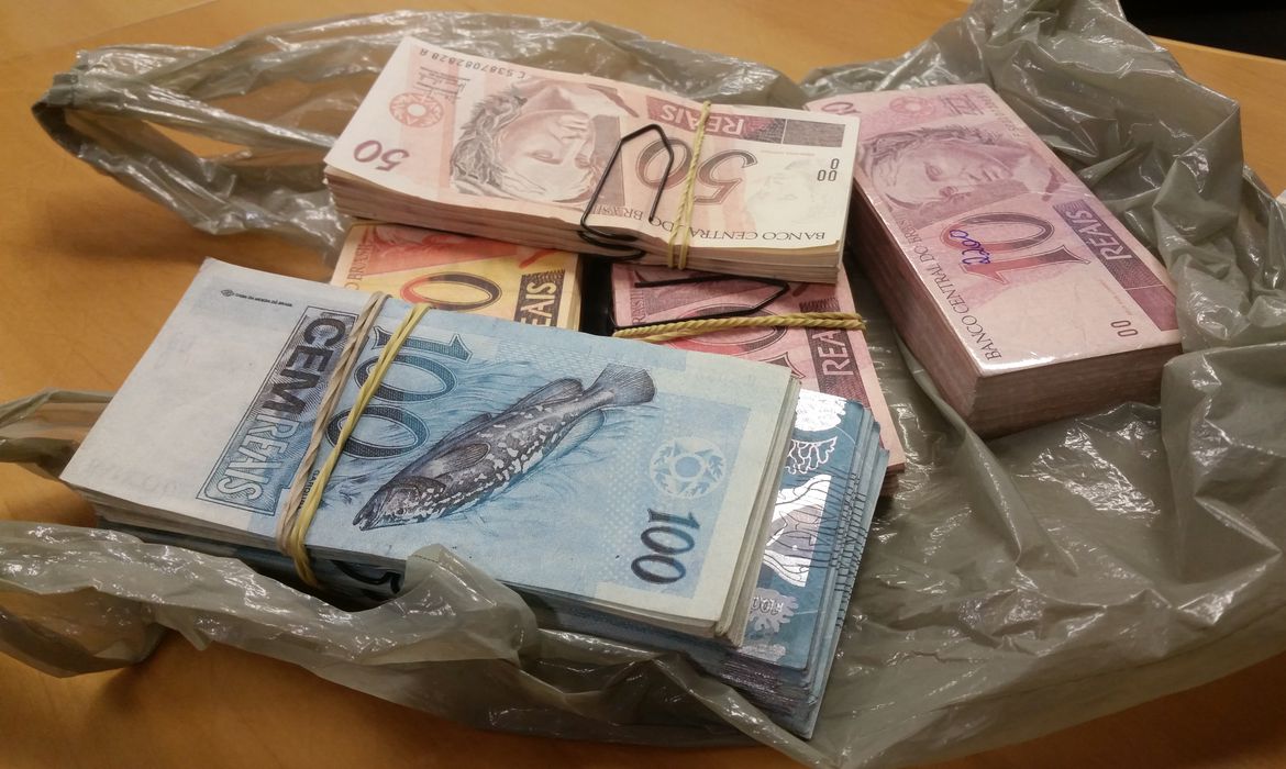 Valor mínimo para cada família é R$ 400