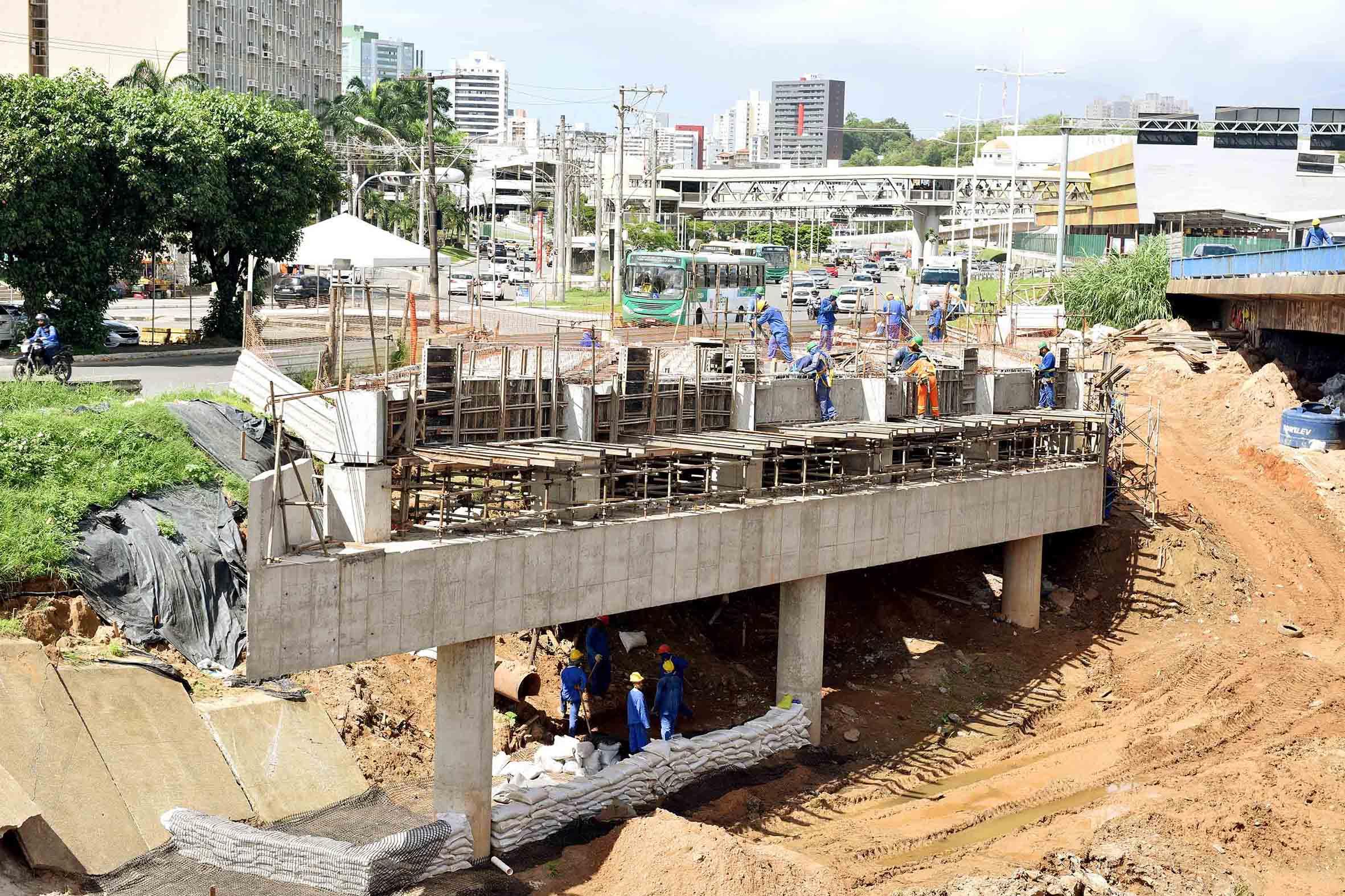 O bloqueio é necessário para as obras de duplicação do viaduto sobre o Rio Camarajipe, que integra o projeto da Nova Tancredo Neves O bloqueio é necessário para as obras de duplicação do viaduto sobre o Rio Camarajipe, que integra o projeto da Nova Tancredo Neves