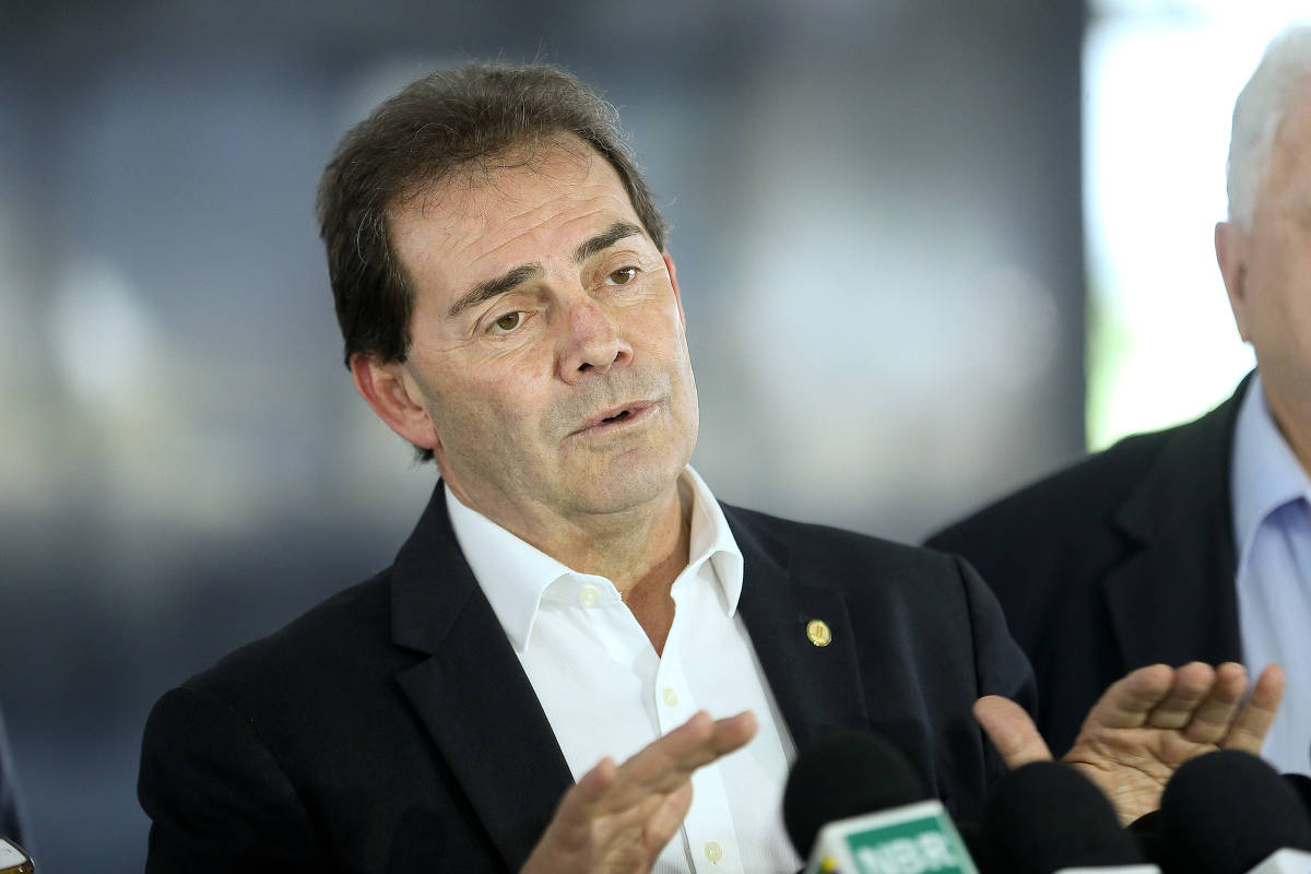 O sindicalista Paulo Pereira da Silva, o Paulinho da Força Sindical (SD-SP), fala com jornalistas antes de o Planalto apresentar às centrais sindicais O sindicalista Paulo Pereira da Silva, o Paulinho da Força Sindical (SD-SP), fala com jornalistas antes de o Planalto apresentar às centrais sindicais