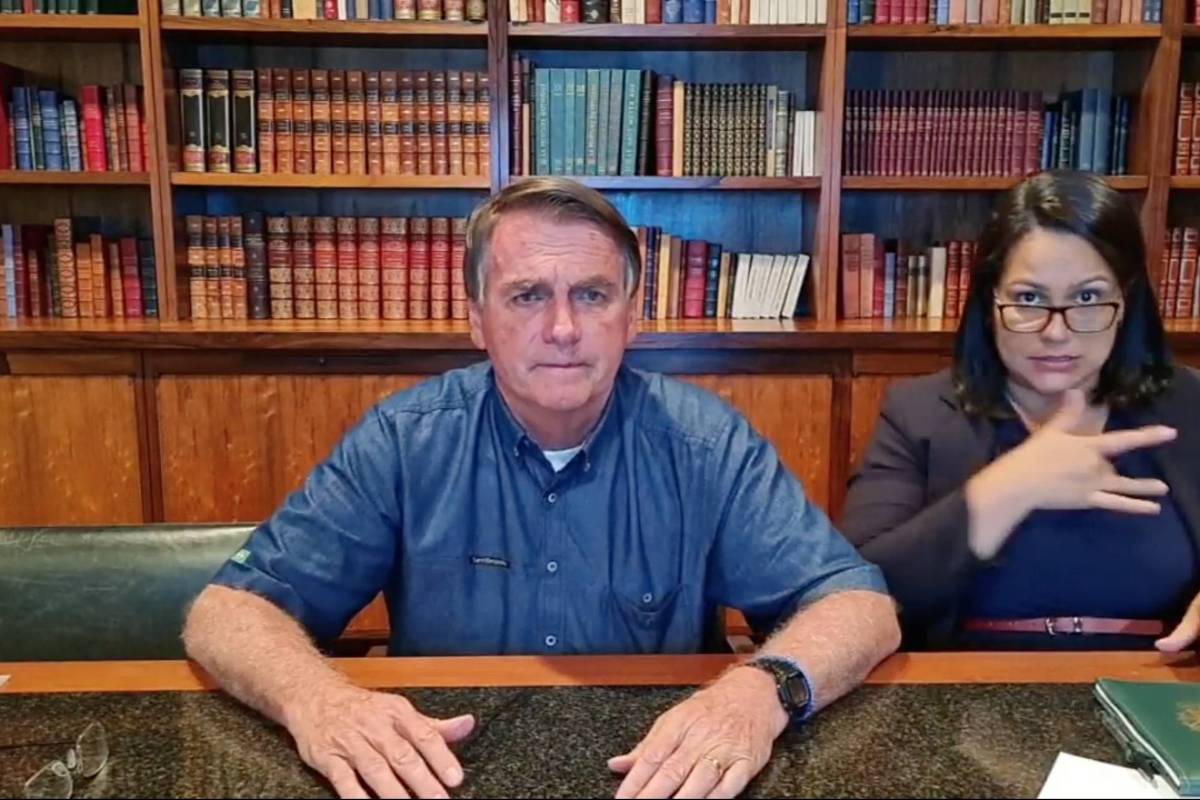Live em que Bolsonaro, acompanhado por intérprete de Libras, disse que vacinas contra Covid podem causar Aids Live em que Bolsonaro, acompanhado por intérprete de Libras, disse que vacinas contra Covid podem causar Aids