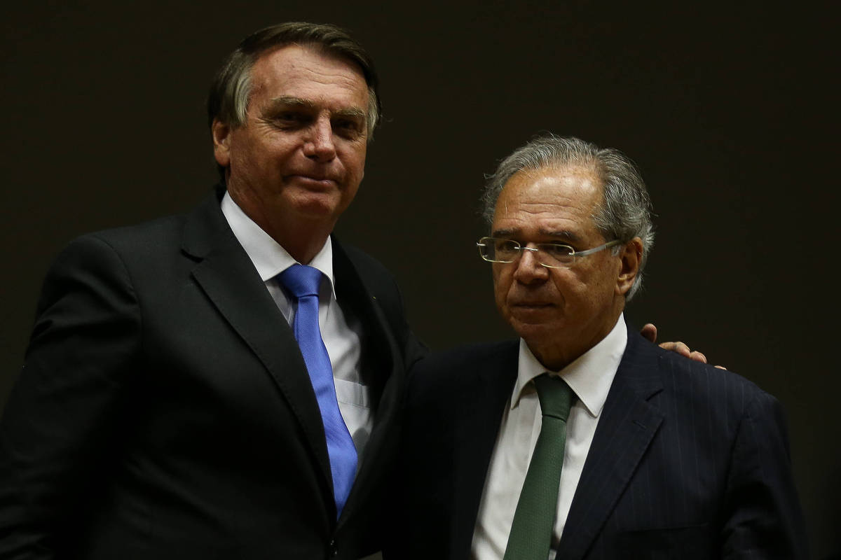 Presidente Jair Bolsonaro quer dar reajuste a policiais federais, e ministro Paulo Guedes pede reserva de verba no Orçamento de 2022
