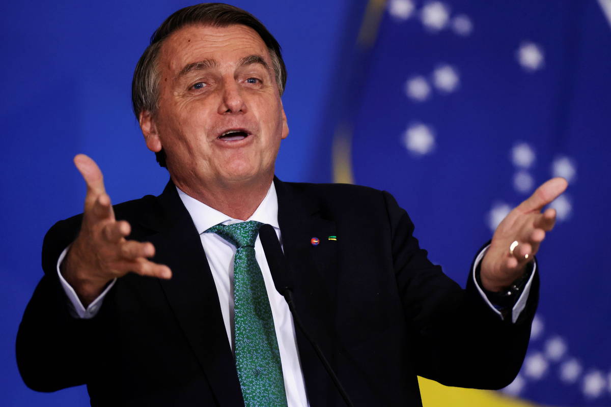 Presidente tem feito agrados a agentes de segurança, parte importante de sua base eleitoral