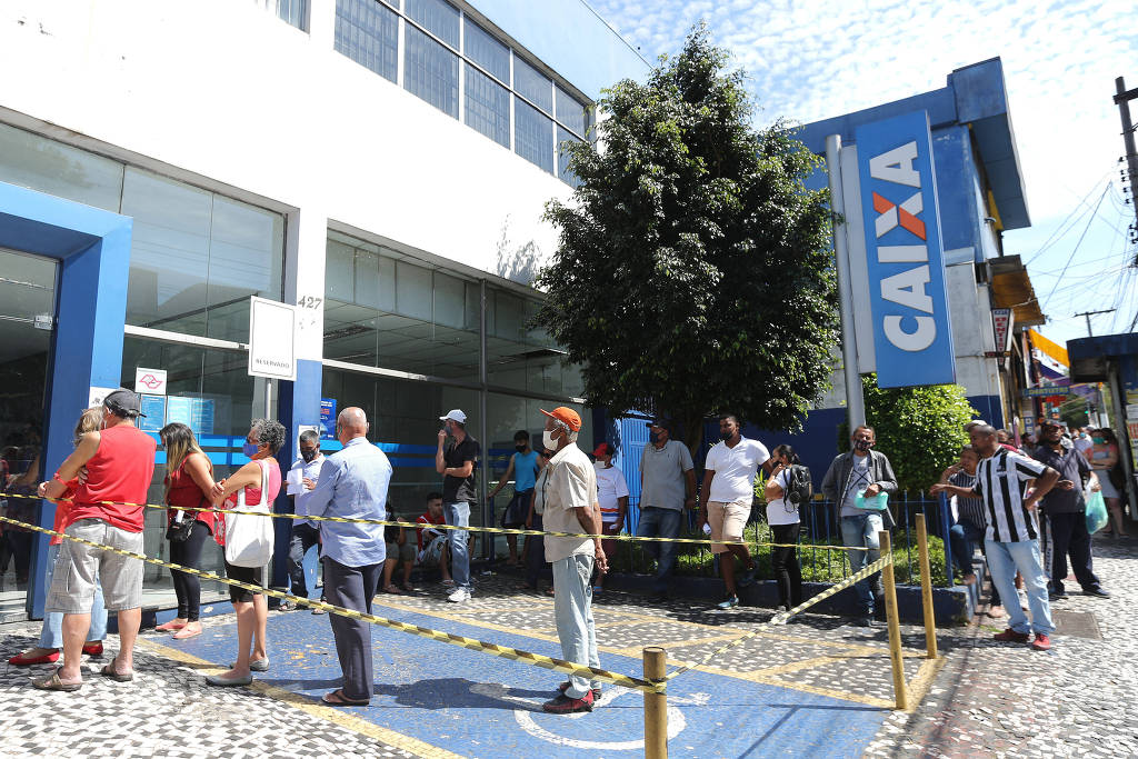 Fila em agência da Caixa em São Paulo no primeiro dia de pagamento do Auxílio Brasil, em novembro 