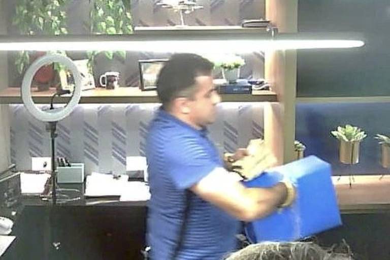 Imagens mostram o deputado Josimar Maranhãozinho (PL-MA) manuseando maços de dinheiro em seu escritório político
