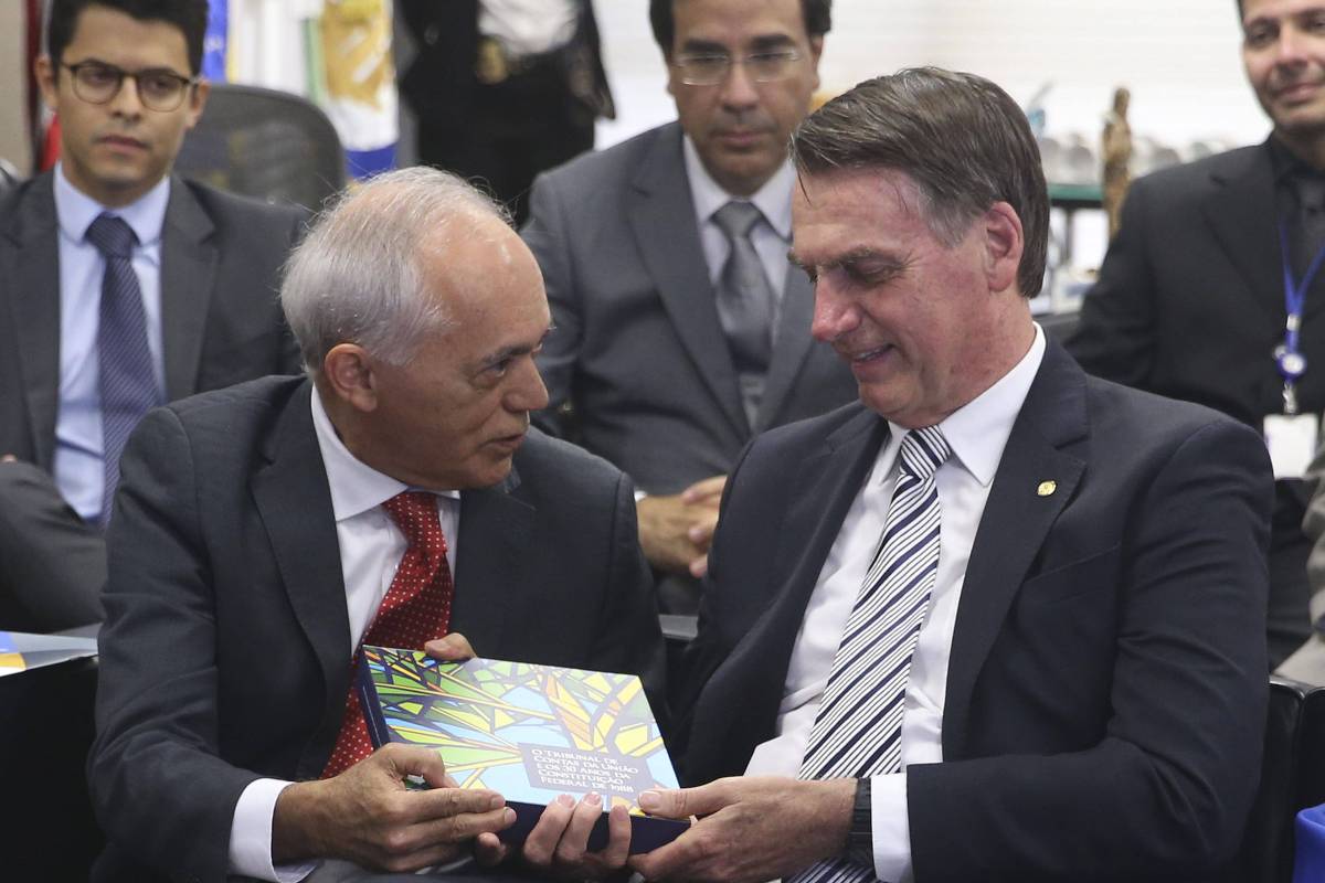 O presidente Jair Bolsonaro se encontra com o ministro do Tribunal de Contas da União (TCU), Raimundo Carreiro