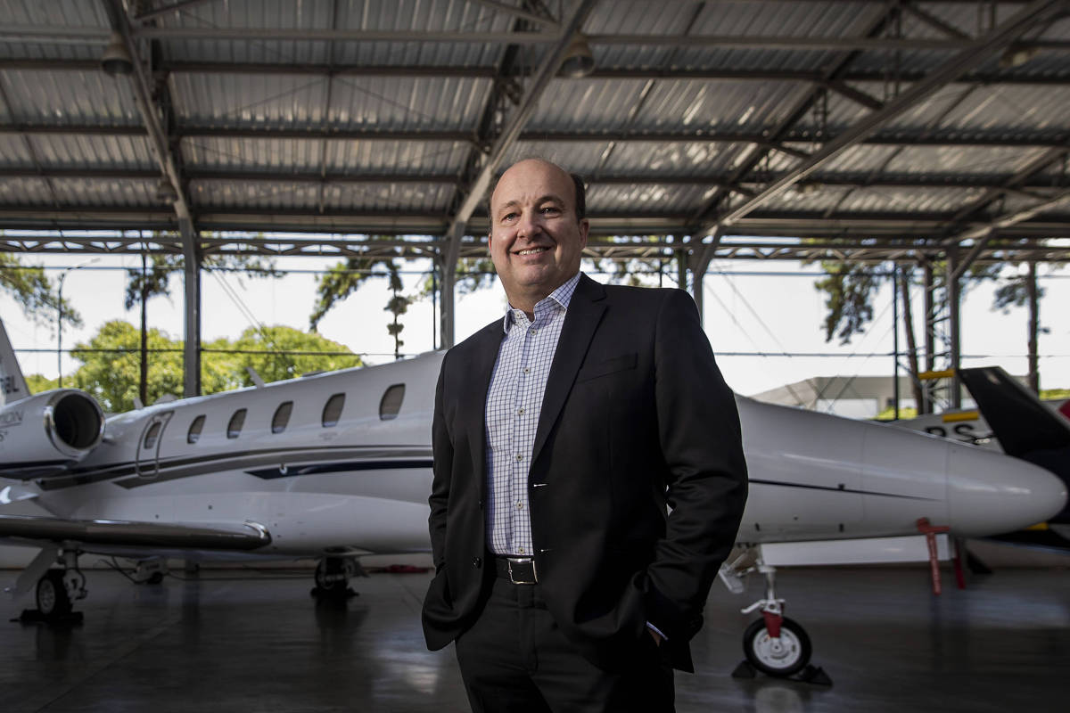 Leonardo Fiuza, presidente da TAM Aviação Executiva, no hangar da empresa, em Conhgonhas: acesso liberado aos 3 mil aeroportos do país