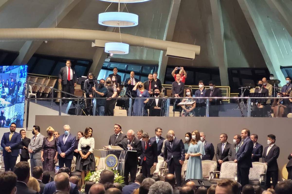 Culto após posse de André Mendonça no STF reúne Bolsonaro, Michelle, ministros de Estados, senadores e autoridades