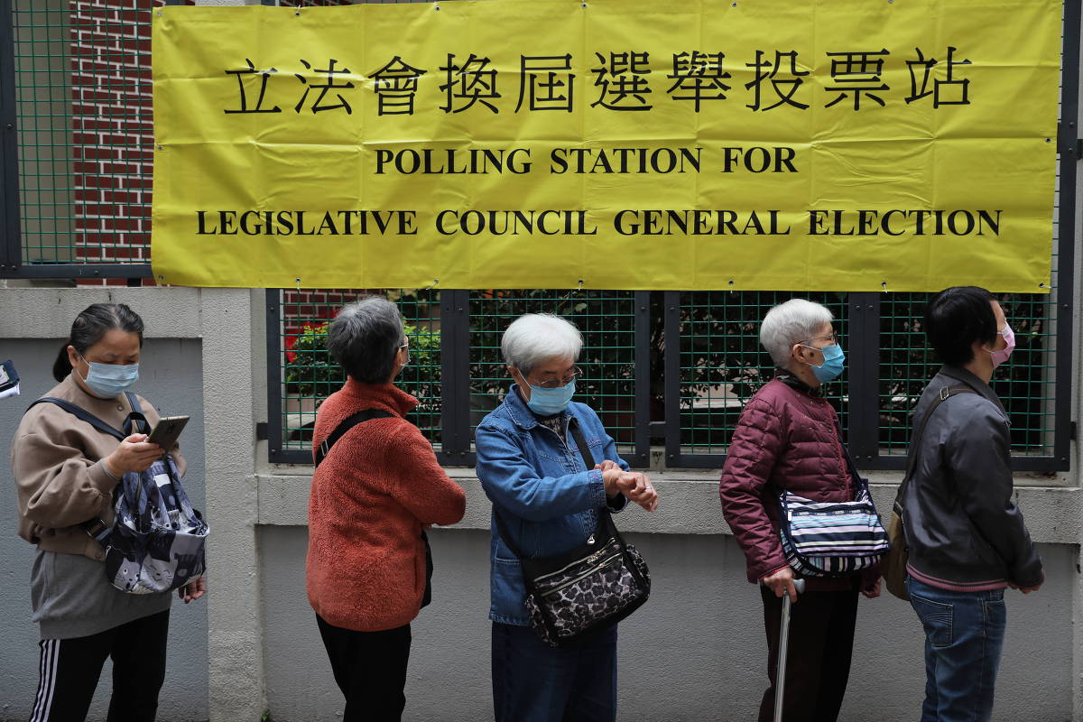 Eleitoras aguardam na fila para votar em Hong Kong