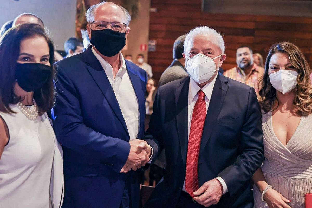 Lula e Alckmin durante jantar que marcou primeiro encontro público dos dois após início das articulações de uma chapa