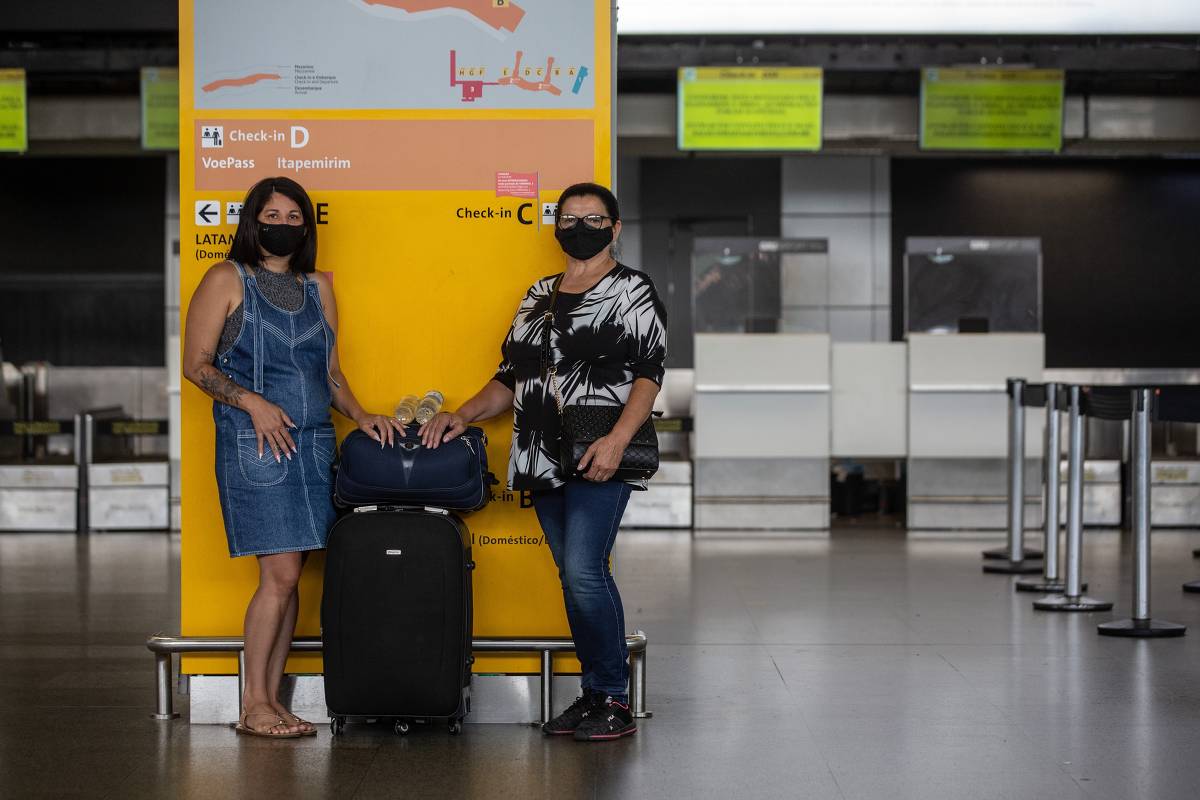 Passageiros com ticket comprado aguardavam por respostas da ITA no aeroporto de Guarulhos, em frente ao local onde funcionavam os guichês da companhia, nesta terça (21) Passageiros com ticket comprado aguardavam por respostas da ITA no aeroporto de Guarulhos, em frente ao local onde funcionavam os guichês da companhia, nesta terça (21)