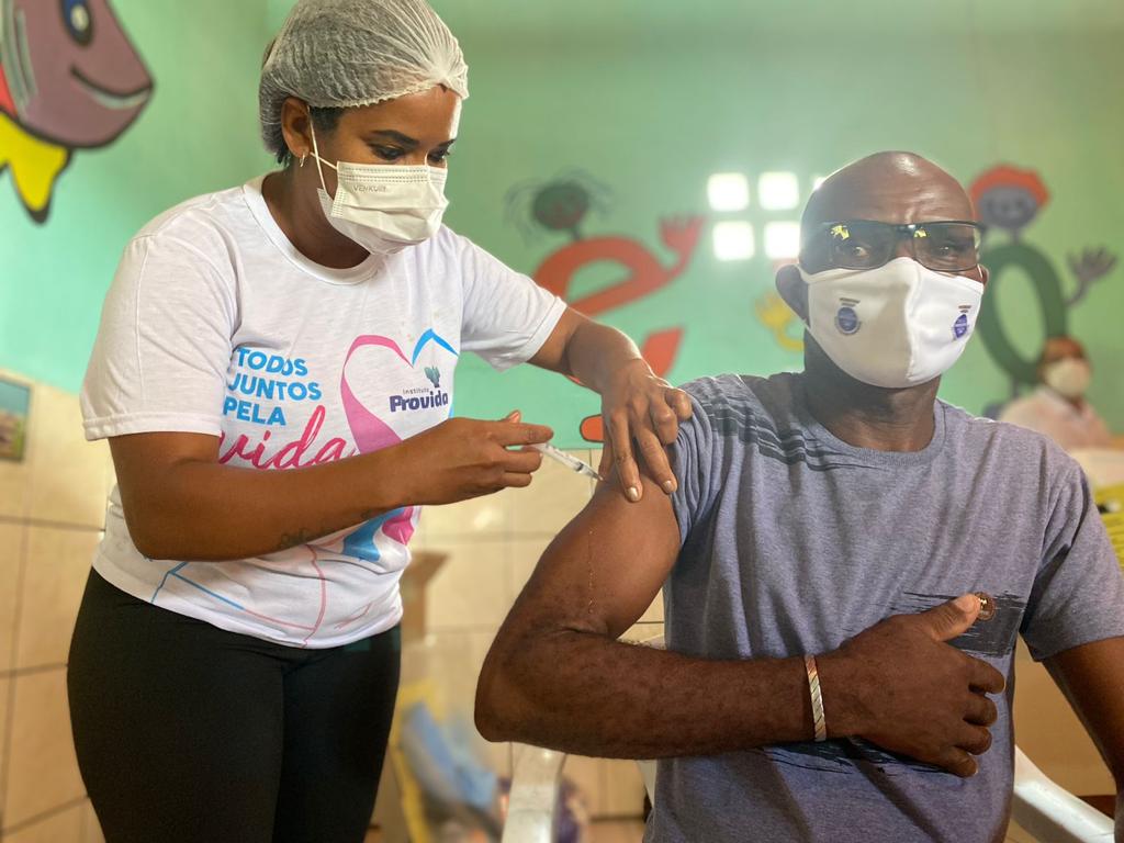 No total, cerca de mil pessoas são esperadas para imunização nas duas comunidadespara imunização nas duas comunidades No total, cerca de mil pessoas são esperadas para imunização nas duas comunidadespara imunização nas duas comunidades