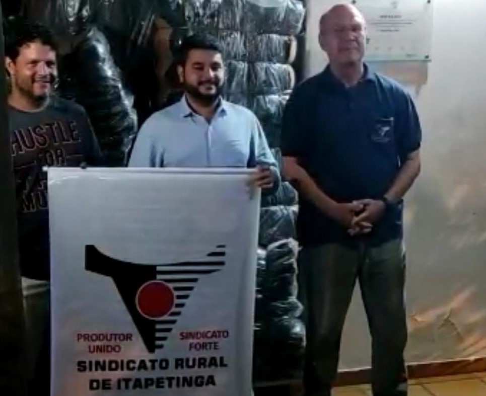 Imagem de Produtores rurais entregam donativos para desabrigados de Itapetinga
